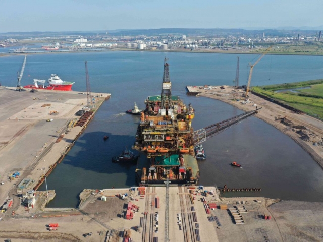 Arrival of the Giant 17,000 tonne Shell Brent Alpha Rig at ASP